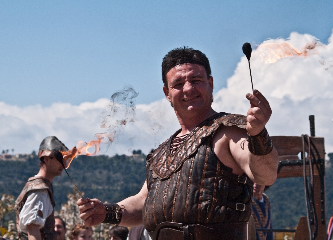 cracheur de feu, événement de cabaret, spectacle de rue